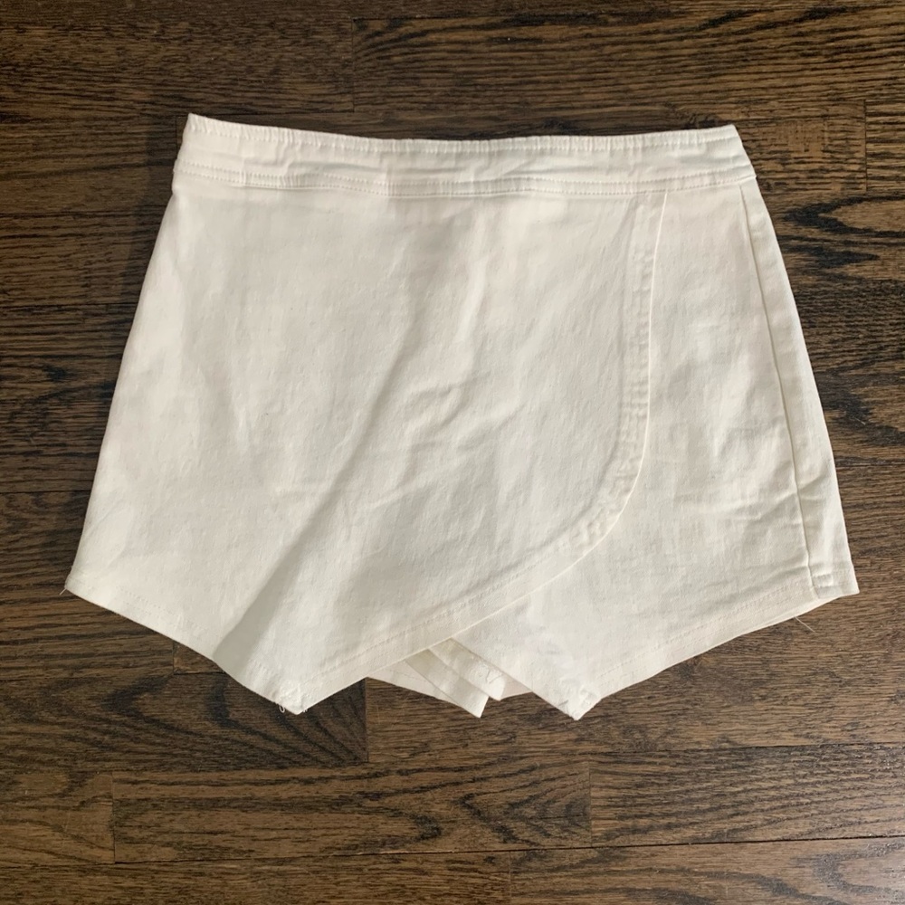 Ruby and Jenna white envelope skort, size small